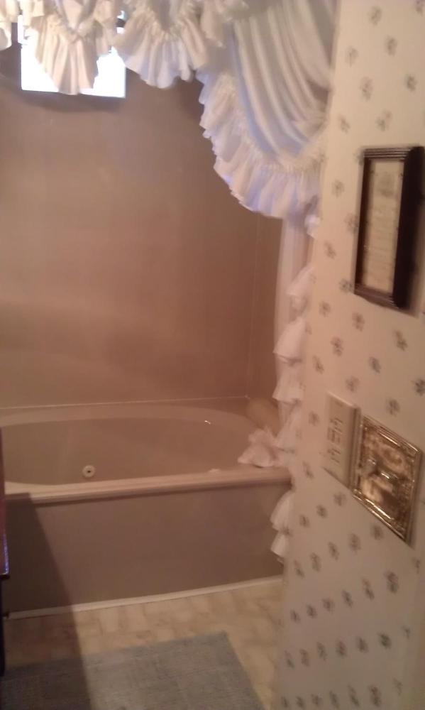 Queen Room with Spa Bath interior
